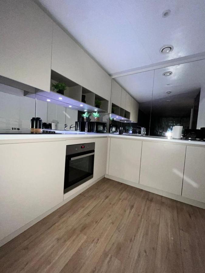 Luxurious Dlr Apartment Лондон Екстер'єр фото