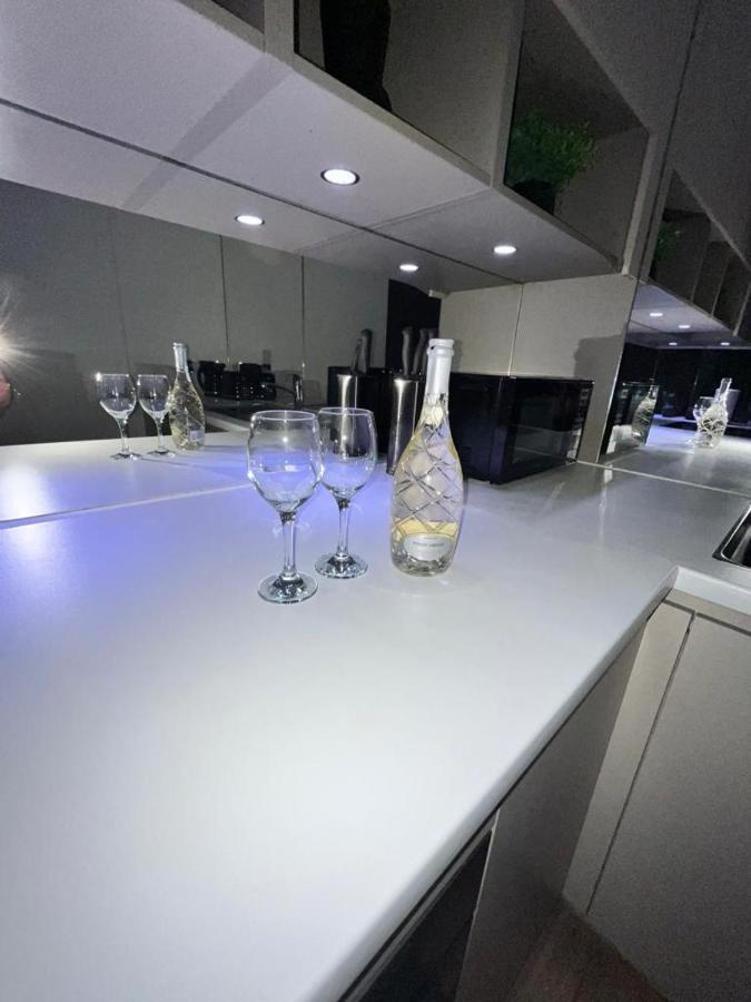 Luxurious Dlr Apartment Лондон Екстер'єр фото